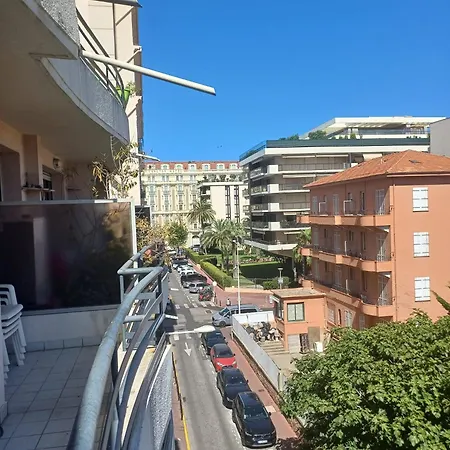 2p Avec Terrasse 2 Minutes Du Martinez Et De La Croisette *